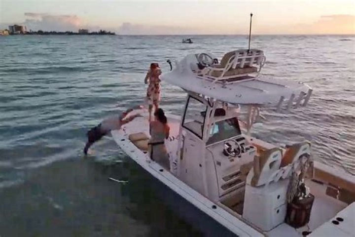
Boyfriend Dives into Florida Ocean to Rescue Engagement Ring After Fumbling Romantic Sunset Proposal 