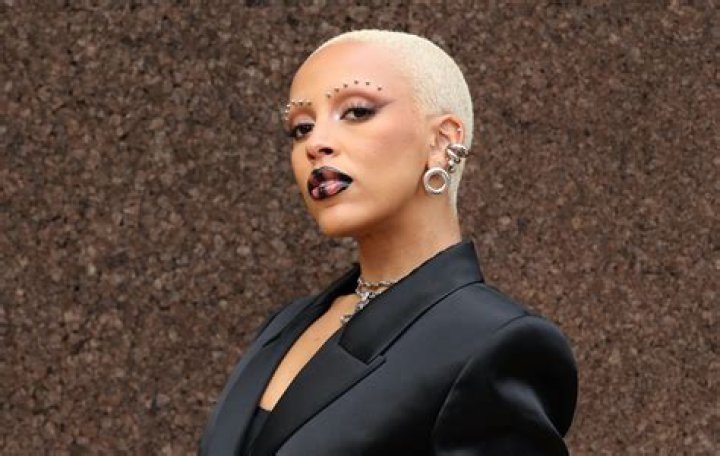 
Doja Cat Addresses Concerns After Shaving Her Head 