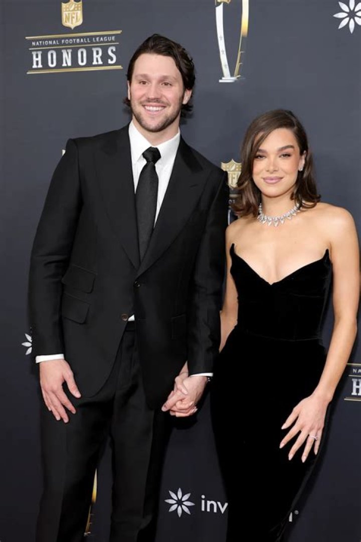 
Is Hailee Steinfeld Gay? What Is Hailee Steinfeld Sexuality? Who Is Hailee Steinfeld Dating? 